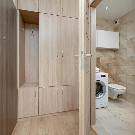 Beautiful With A Spacious Balcony In By Renters Apartmán